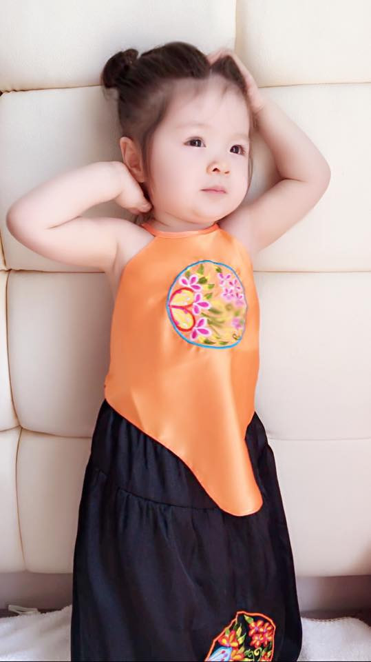 Bé Cadie Mộc Trà xinh xắn diện yếm đào 9 Bé Cadie Mộc Trà xinh xắn diện yếm đào 9