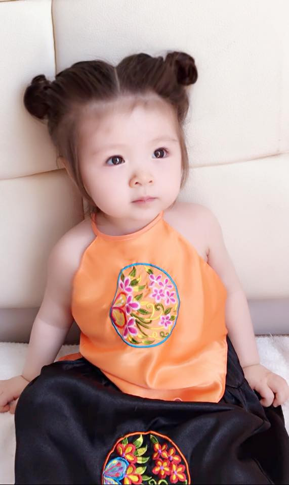 Bé Cadie Mộc Trà xinh xắn diện yếm đào 7 Bé Cadie Mộc Trà xinh xắn diện yếm đào 7