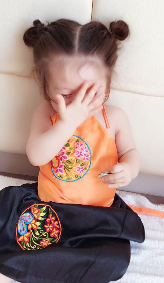 Bé Cadie Mộc Trà xinh xắn diện yếm đào 4 Bé Cadie Mộc Trà xinh xắn diện yếm đào 4
