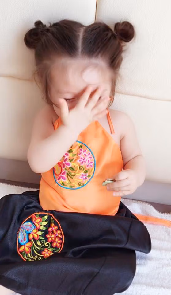 Bé Cadie Mộc Trà xinh xắn diện yếm đào 4