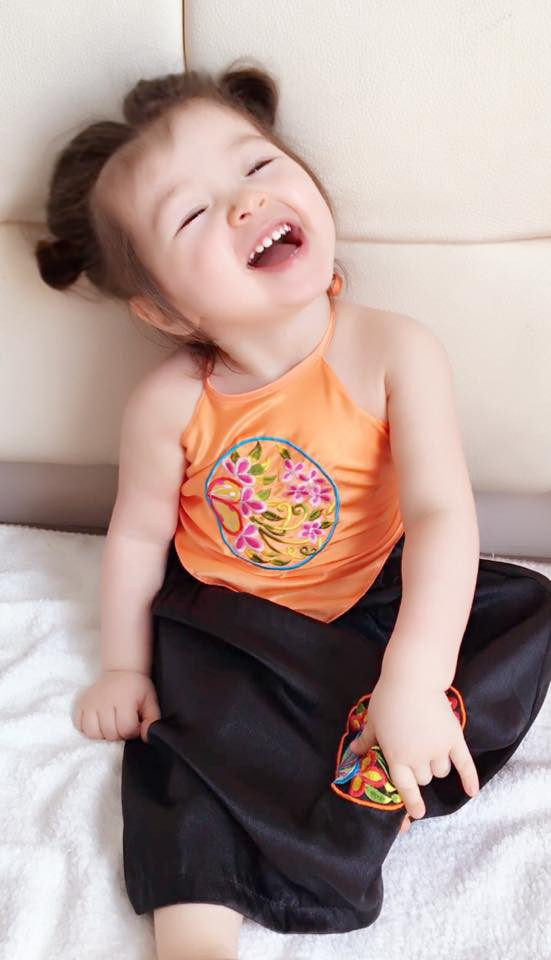 Bé Cadie Mộc Trà xinh xắn diện yếm đào 3 Bé Cadie Mộc Trà xinh xắn diện yếm đào 3