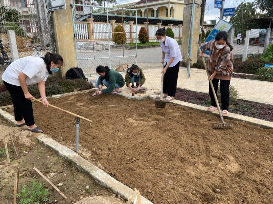 Học sinh Trường THPT Bình Sơn (Quảng Ngãi) làm đất để thực hiện các dự án học tập liên môn tại Khu hoạt động trải nghiệm. 