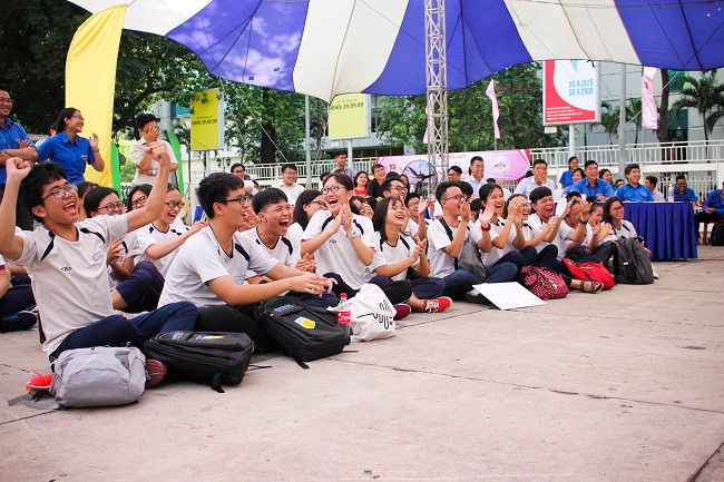 Học sinh cổ vũ hết mình cho các đội thi Học sinh cổ vũ hết mình cho các đội thi