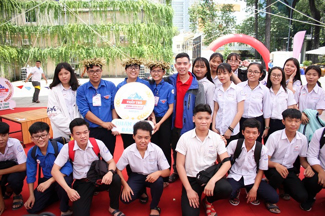 Niềm vui của thầy trò Trường THPT Tân Thông Hội khi giành giải Nhất bảng B Niềm vui của thầy trò Trường THPT Tân Thông Hội khi giành giải Nhất bảng B