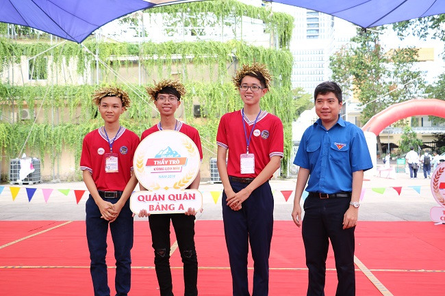 Thầy trò Trường THPT Trưng Vương giành giải Nhất bảng A Thầy trò Trường THPT Trưng Vương giành giải Nhất bảng A