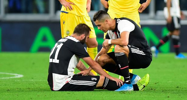 Đây là đêm thứ hai liên tiếp CĐV Barcelona “bao vây” sân nhà.