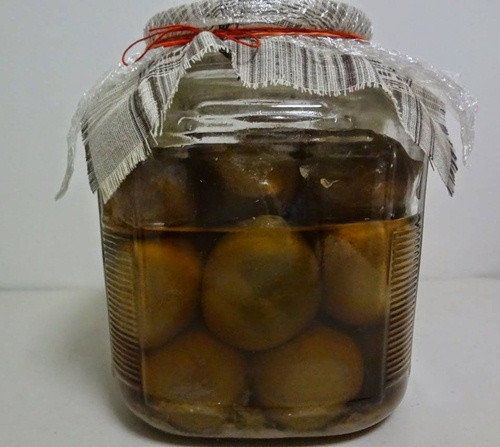 Dùng que tre gài chanh chìm xuống nước muối chanh để chanh không bị váng và hỏng, khoảng 1 tháng sau là dùng được. chanh