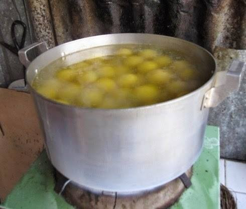 Đun một nồi nước sôi, đổ chanh vào rồi lại vớt ra. chanh