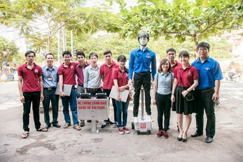 Robot mặc áo tình nguyện dắt người qua đường ở Đà Nẵng