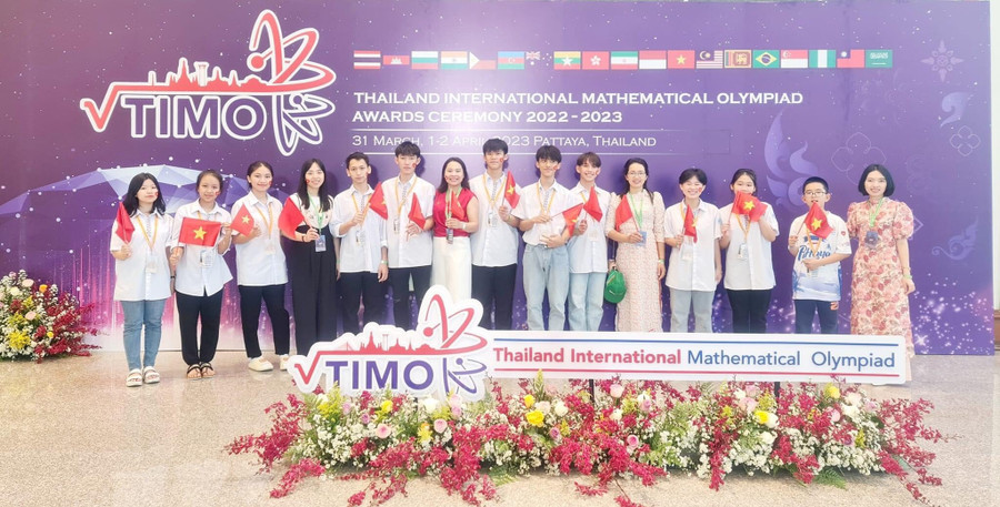 Đội tuyển Trường Phổ thông DTNT THPT tỉnh Nghệ An đều đoạt giải trong đó có 9/10 bạn giành HCB. Ảnh: NTCC Đội tuyển Trường Phổ thông DTNT THPT tỉnh Nghệ An đều đoạt giải trong đó có 9/10 bạn giành HCB. Ảnh: NTCC