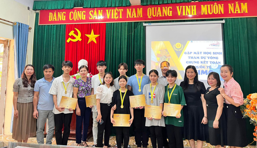 Ban giám hiệu Trường Phổ thông DTNT THPT tỉnh Nghệ An khen thưởng học sinh đoạt giải tại Kỳ thi Olympic Toán học Quốc tế TIMO. Ảnh: Hồ Lài Ban giám hiệu Trường Phổ thông DTNT THPT tỉnh Nghệ An khen thưởng học sinh đoạt giải tại Kỳ thi Olympic Toán học Quốc tế TIMO. Ảnh: Hồ Lài