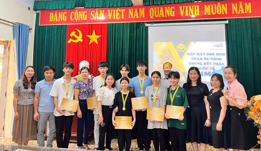 Ban giám hiệu Trường Phổ thông DTNT THPT tỉnh Nghệ An khen thưởng học sinh đoạt giải tại Kỳ thi Olympic Toán học Quốc tế TIMO. Ảnh: Hồ Lài