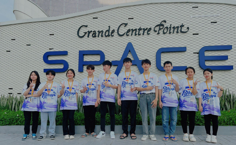 Đội tuyển học sinh Trường Phổ thông DTNT THPT tỉnh Nghệ An dự thi Olympic Toán học Quốc tế TIMO 2023 tại Thái Lan. Ảnh: NTCC