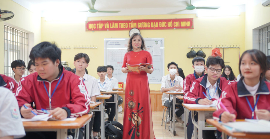 Cô Nguyễn Thị Minh Huệ, Tổ trưởng Tổ Ngữ văn, Trường THPT Công nghiệp (Hòa Bình) và học trò trong giờ Ngữ văn. Ảnh: NVCC Cô Nguyễn Thị Minh Huệ, Tổ trưởng Tổ Ngữ văn, Trường THPT Công nghiệp (Hòa Bình) và học trò trong giờ Ngữ văn. Ảnh: NVCC