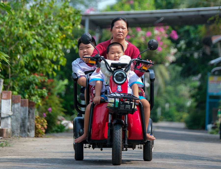 Bà Đào Ngọc Đào đưa đón hai con đi học. Bà Đào Ngọc Đào đưa đón hai con đi học.