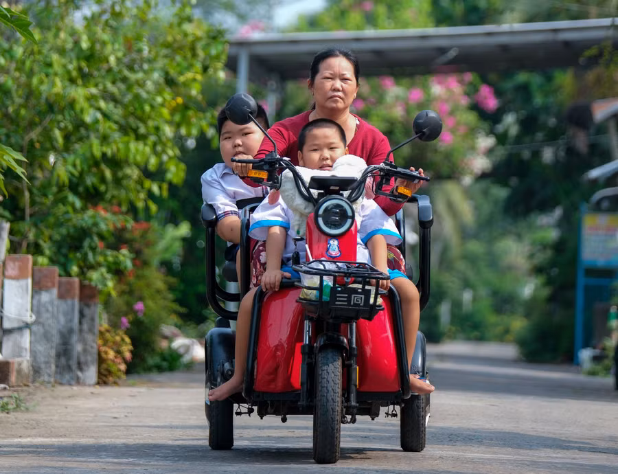 Bà Đào Ngọc Đào đưa đón hai con đi học.