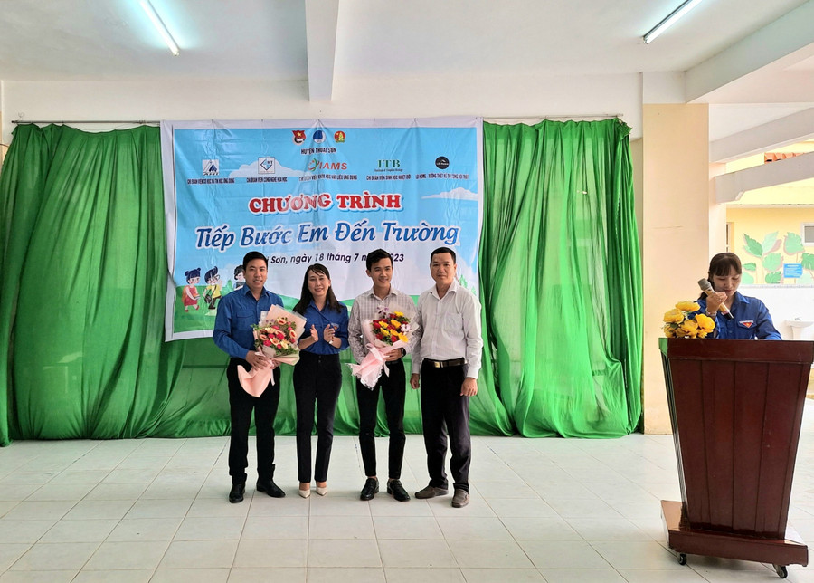 Đại diện chính quyền địa phương tặng hoa tri ân các nhà tài trợ. Đại diện chính quyền địa phương tặng hoa tri ân các nhà tài trợ.