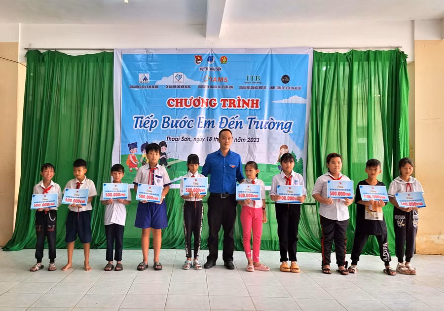 Trao học bổng cho học sinh tiểu học có hoàn cảnh khó khăn.