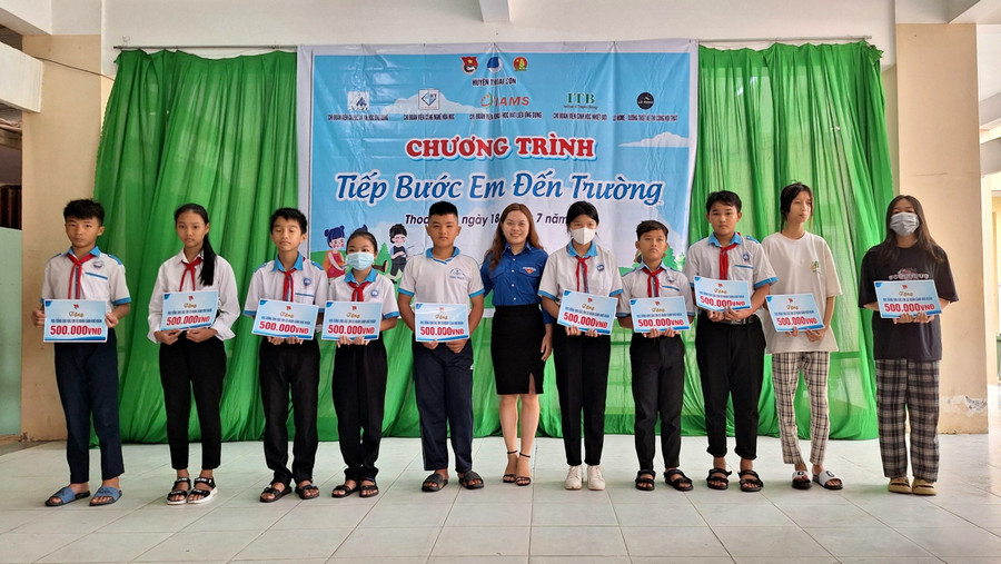 Trao học bổng cho học sinh THCS. Trao học bổng cho học sinh THCS.