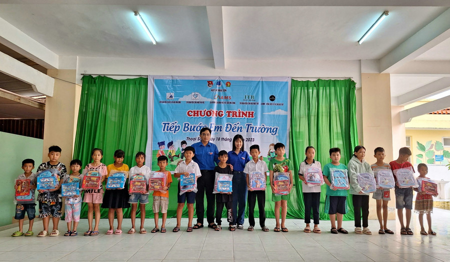 Trao tặng ba-lô và dụng cụ học tập cho học sinh. Trao tặng ba-lô và dụng cụ học tập cho học sinh.