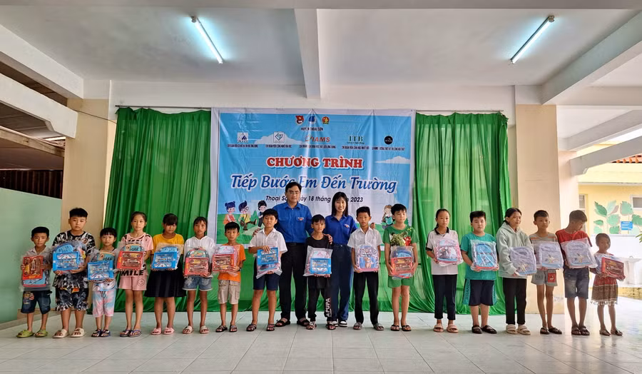 Trao tặng ba-lô và dụng cụ học tập cho học sinh.