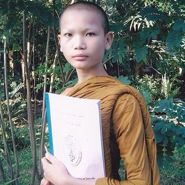 Nhà sư Thái Lan chuyển giới thành người mẫu nổi tiếng