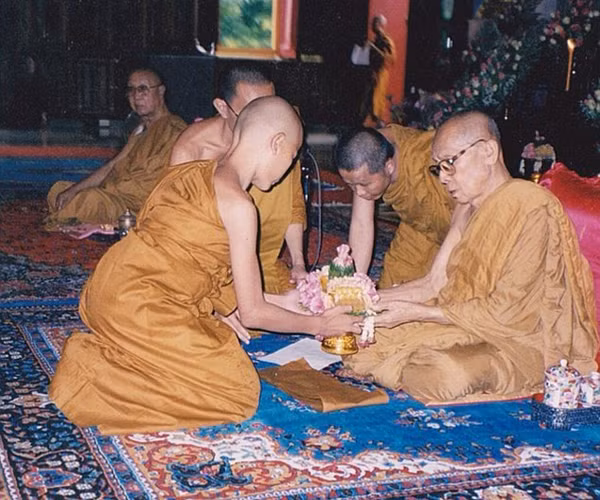 nha-su-thai-lan-chuyen-gioi-thanh-nguoi-mau-noi-tieng-1