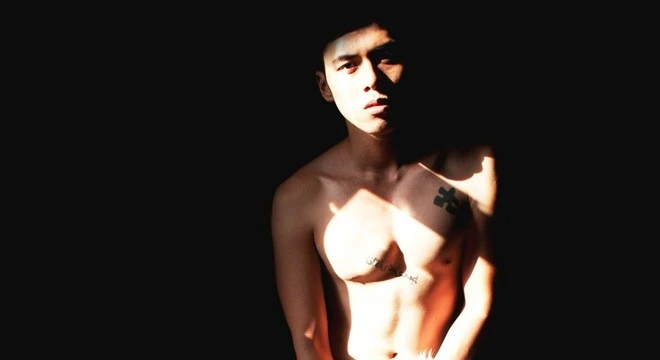 Tiết lộ chuyện bị “gạ tình” của mẫu nam chuyên chụp ảnh nude