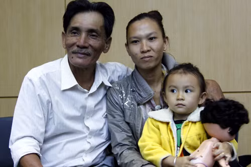 Thương Tín và người vợ thứ 4 cùng con gái.