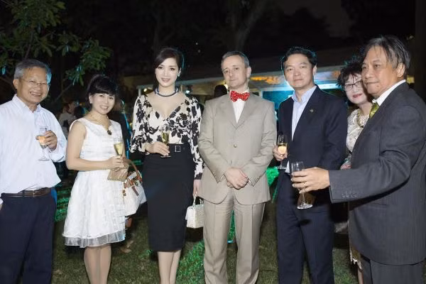 Hình ảnh: Hoa hậu Giáng My sang trọng trong đêm tiệc ở Lãnh sự quán Pháp số 8