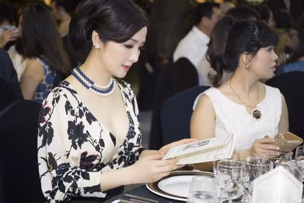 Hình ảnh: Hoa hậu Giáng My sang trọng trong đêm tiệc ở Lãnh sự quán Pháp số 5