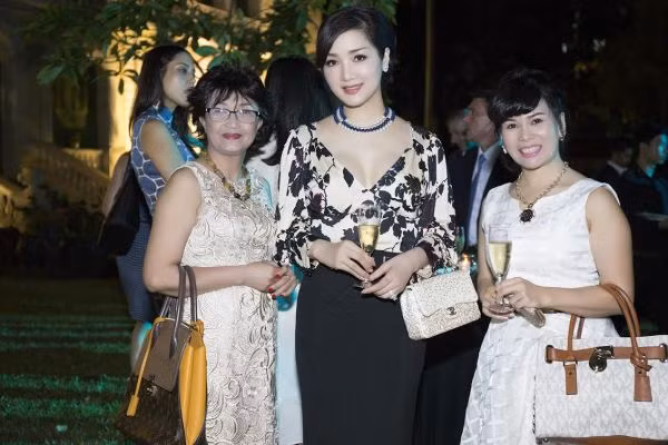 Hình ảnh: Hoa hậu Giáng My sang trọng trong đêm tiệc ở Lãnh sự quán Pháp số 6