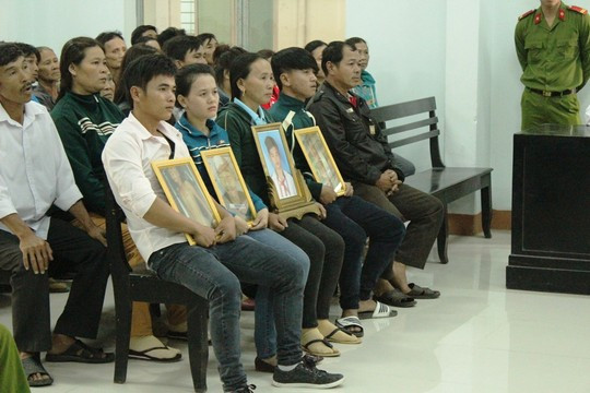 Xử phúc thẩm công an xã đánh chết học sinh ảnh 2 Gia đình đưa di ảnh của nạn nhân và hình ảnh tử thi lên dự tòa
