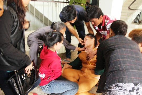 Xử phúc thẩm công an xã đánh chết học sinh ảnh 1 Mẹ nạn nhân ngất xỉu khi nghe các bị các khai hành vi đánh con bà