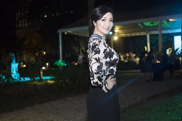 Hình ảnh: Hoa hậu Giáng My sang trọng trong đêm tiệc ở Lãnh sự quán Pháp số 4