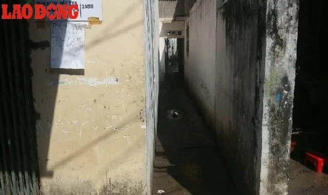 Con hẻm dẫn vào khu nhà trọ bị cháy khiến 5 người nhập viện cấp cứu.