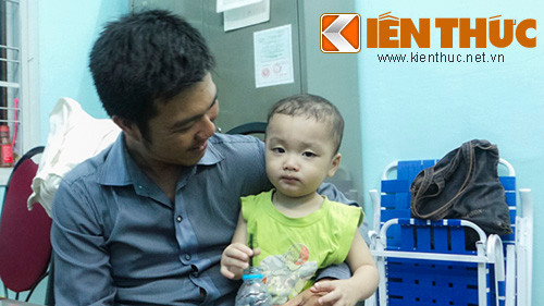 Cháu bé được 2 người đến nhận cho biết tên Bo, đang được cán bộ UNBD phường 1, quận 8 chăm sóc chu đáo.