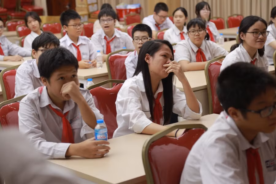 Nhiều HS đã không cầm nổi nước mắt trước những câu chuyện của thầy nhưng đó là giọt nước mắt của sự trưởng thành.