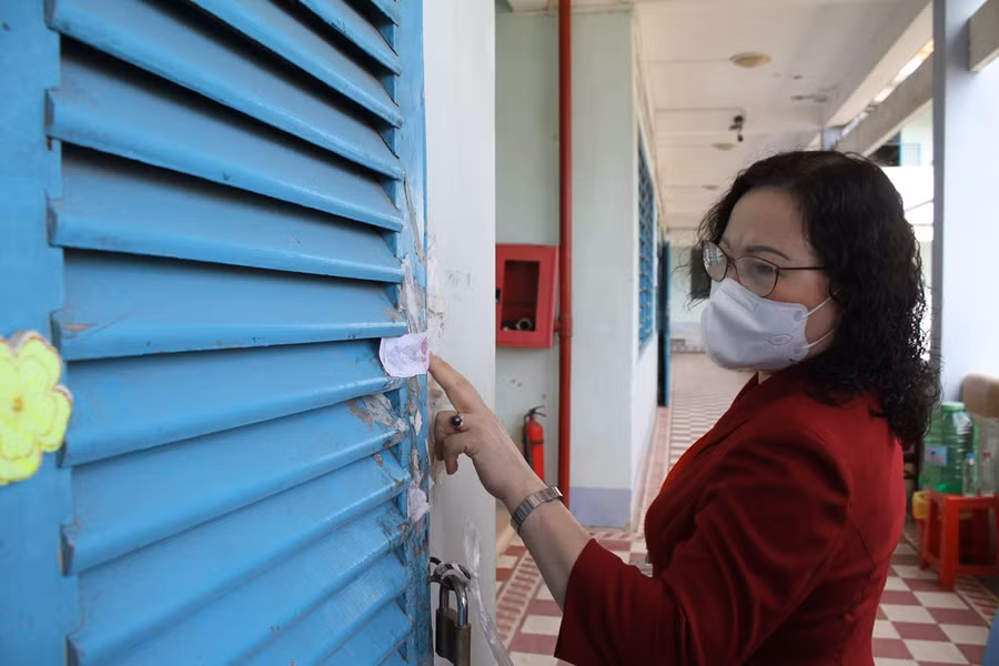 Thứ trưởng Ngô Thị Minh kiểm tra niêm phong phòng chấm thi.