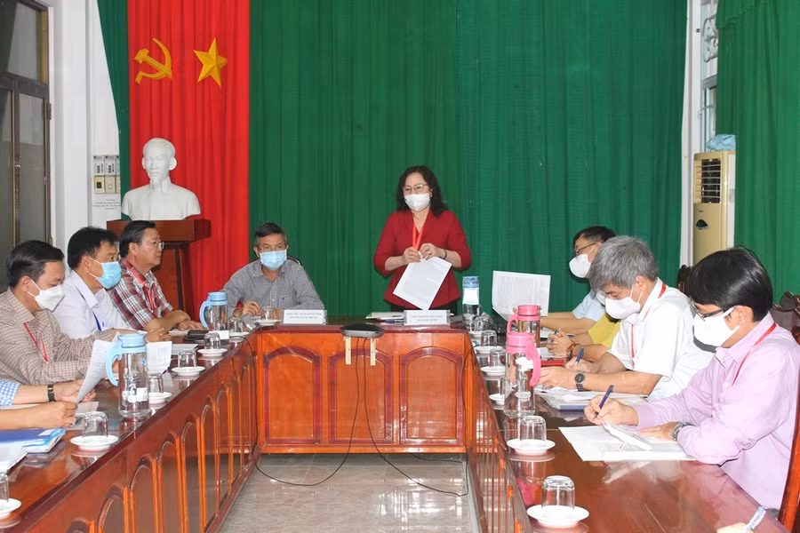 Thứ trưởng Ngô Thị Minh phát biểu tại buổi làm việc với BCĐ thi tỉnh Kiên Giang.