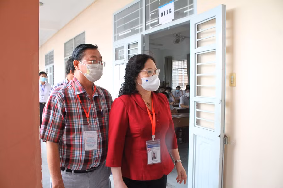 Thứ trưởng Ngô Thị Minh kiểm tra tại điểm thi Trường THPT chuyên Huỳnh Mẫn Đạt, TP Rạch Giá, Kiên Giang.