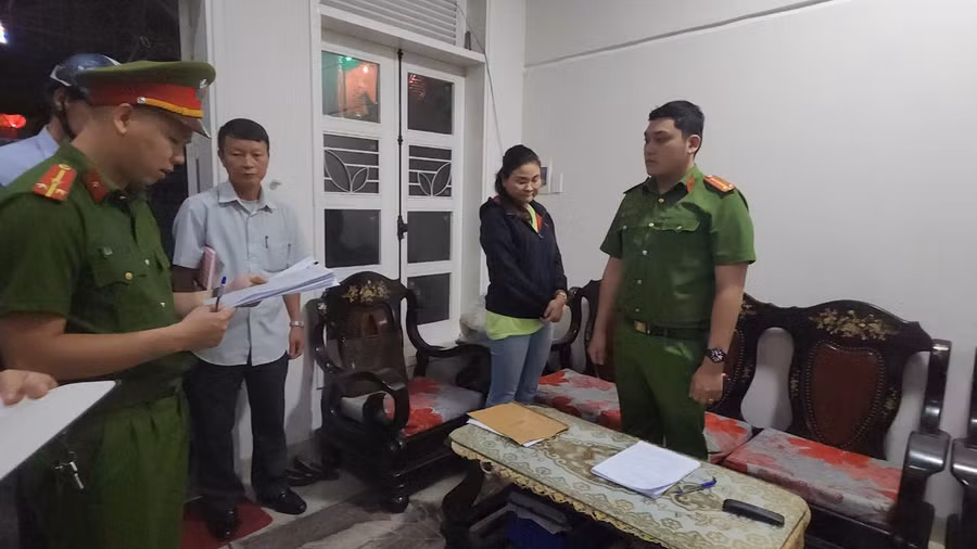 Cơ quan CSĐT Công an TP Đà Nẵng đọc lệnh bắt tạm giam đối với Lâm Thị Hồng Tâm (thứ 2 từ phải sang), thủ quỹ của Trường ĐH Bách khoa, ĐH Đà Nẵng.