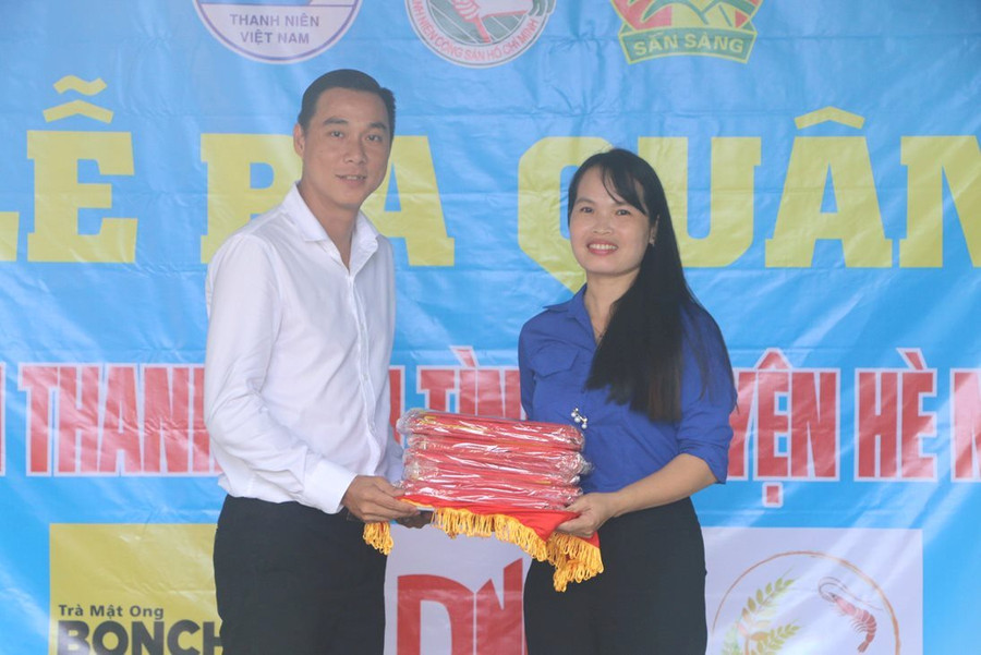 Ths Trịnh Lê Hoàng Tuấn - Bí thư Đoàn Trường ĐH Kiên Giang tặng 50 lá cờ cho Huyện đoàn An Minh. Ths Trịnh Lê Hoàng Tuấn - Bí thư Đoàn Trường ĐH Kiên Giang tặng 50 lá cờ cho Huyện đoàn An Minh.