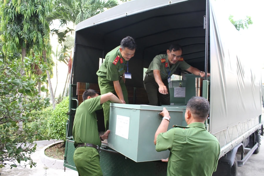 Lực lượng công an tham gia vận chuyển đề thi tốt nghiệp THPT tại TP Cần Thơ năm 2020. Ảnh: Q. Ngữ.