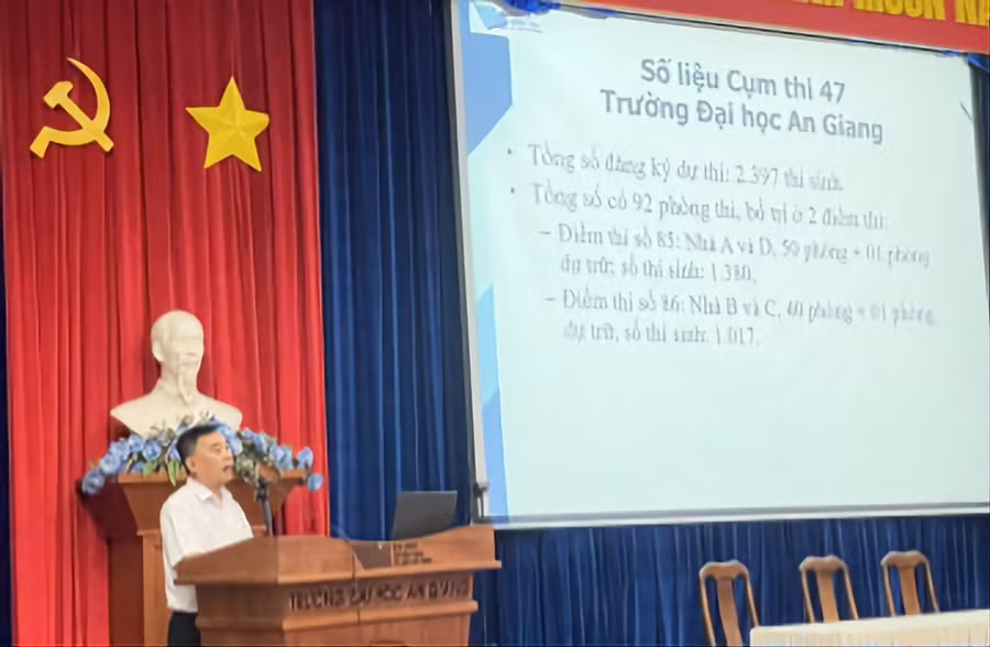 Báo cáo viên triển khai nội dung tập huấn.