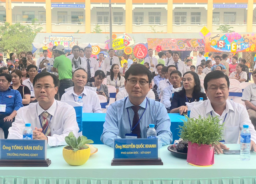 Ông Nguyễn Quốc Khanh - Phó Giám đốc Sở GD&ĐT An Giang (người ngồi giữa) và đại biểu tham dự Ngày hội. Ông Nguyễn Quốc Khanh - Phó Giám đốc Sở GD&ĐT An Giang (người ngồi giữa) và đại biểu tham dự Ngày hội.
