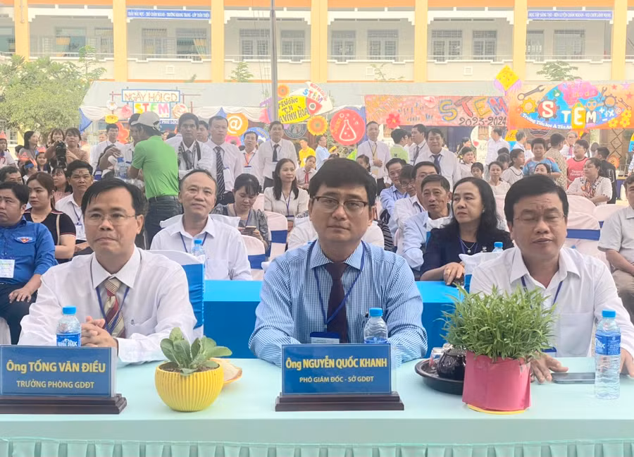 Ông Nguyễn Quốc Khanh - Phó Giám đốc Sở GD&amp;ĐT An Giang (người ngồi giữa) và đại biểu tham dự Ngày hội.