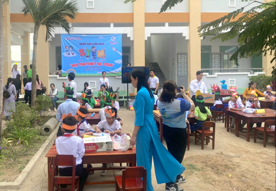 Học sinh tham gia phần thi thiết kế và chế tạo sản phẩm STEM. Học sinh tham gia phần thi thiết kế và chế tạo sản phẩm STEM.