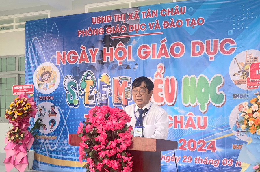Ông Lê Văn Dũng - Phó trưởng Phòng GD&ĐT thị xã Tân Châu phát biểu khai mạc Ngày hội. Ông Lê Văn Dũng - Phó trưởng Phòng GD&ĐT thị xã Tân Châu phát biểu khai mạc Ngày hội.