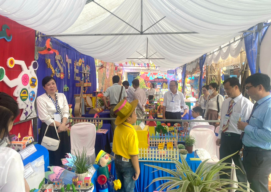 Đại biểu tham quan các gian hàng trưng bày sản phẩm STEM. Đại biểu tham quan các gian hàng trưng bày sản phẩm STEM.
